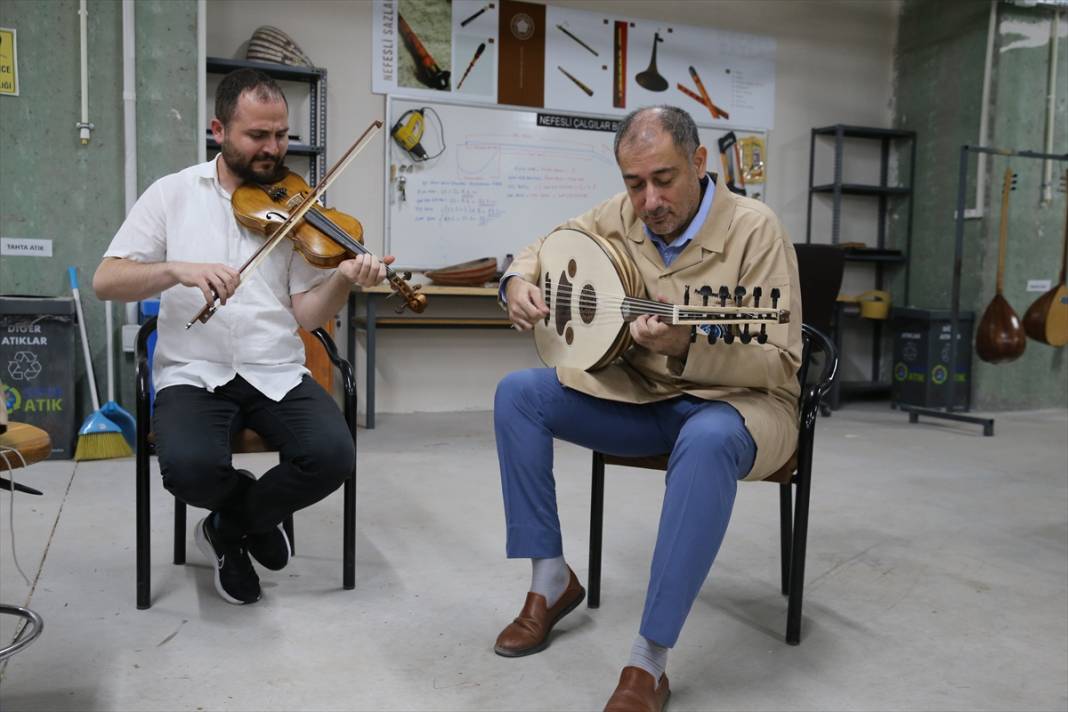 Konya’da üniversitede kurulan atölyede çalgıların üretimi ve tamiri yapılıyor 5